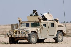 U.S. Army soldiers in a Humvee in Iraq 2006. (U.S. Navy photo by Photographers Mate 3rd Class Shawn Hussong)